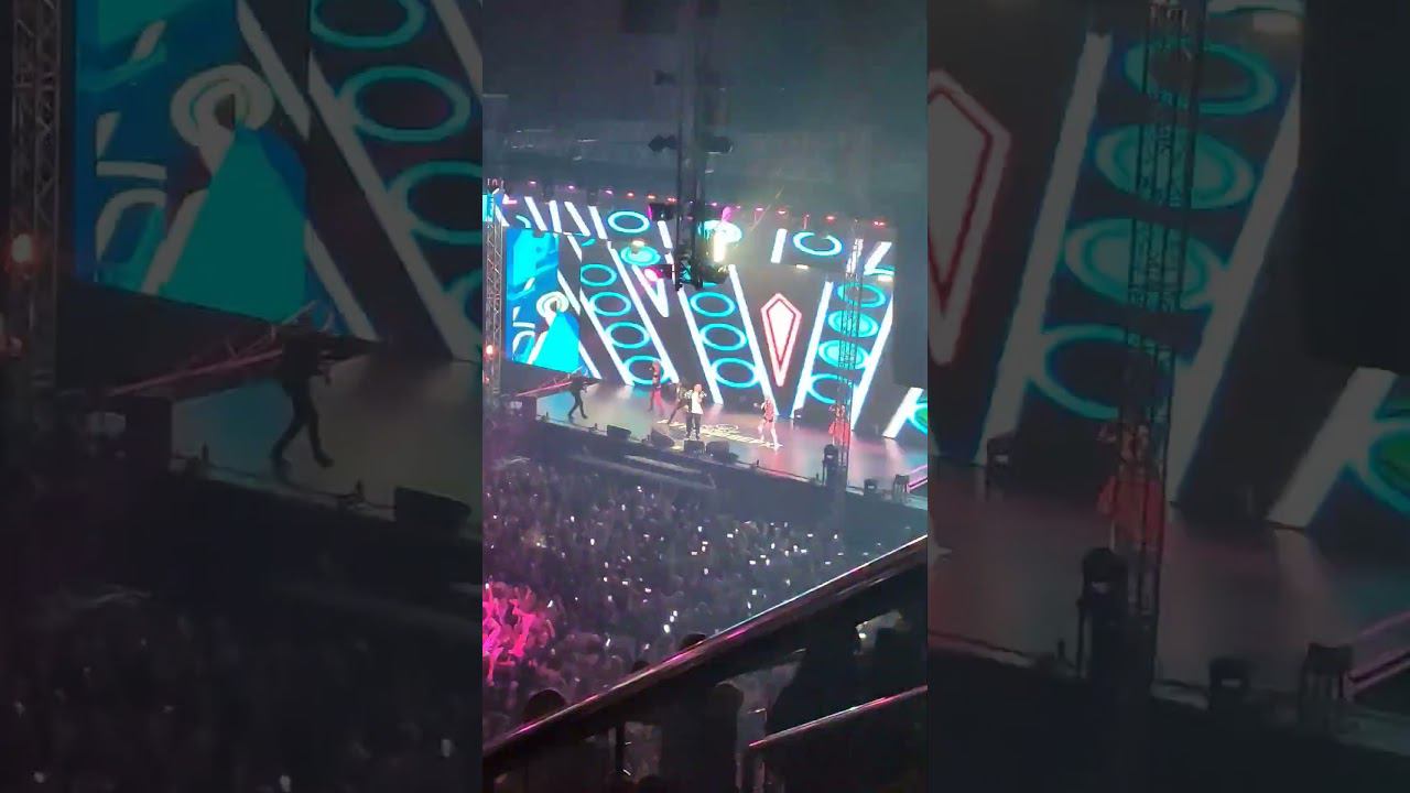 Стоят девчонки. Руки вверх в Краснодаре. смотреть онлайн