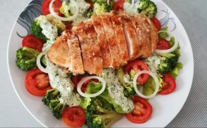 БЫСТРО, ПРОСТО, ВКУСНО И ПОЛЕЗНО! САЛАТ С БРОККОЛИ и КУРИЦЕЙ! Салатная заправка с петрушкой и сыром.