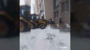 Чистка снега экскаватором- погрузчиком во дворах.