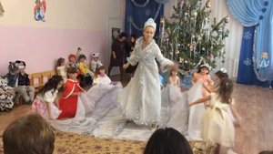Новый год. Танец. Выступление детей в садике