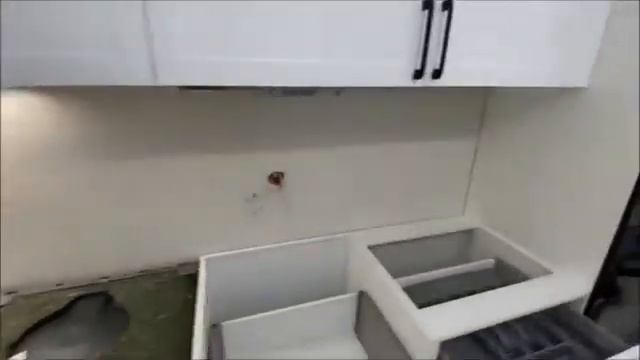 Кухня прямая. Фасады МДФ прямые, белые, матовые смотреть онлайн