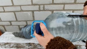 ??? БЕСПЛАТНАЯ УДОБНАЯ КОРМУШКА ДЛЯ КУР из пластикового бутыля