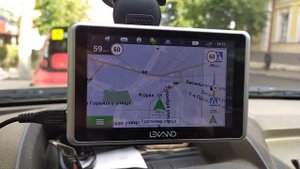 глючит  навигатор просто жесть lexand SB5 PRO HDR.