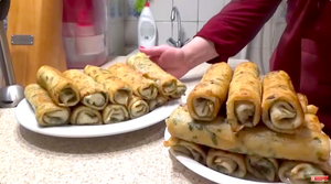 Нежнейшие блинчики с мясом и сыром! А в тесто мы добавили... смотрите сами. Получилось очень вкусно!