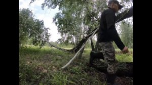 бушкрафт ,строю укрытие в лесу, простой бивак .