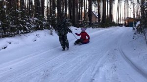 Катаемся с горки на плюшке!!! Зимние забавы!