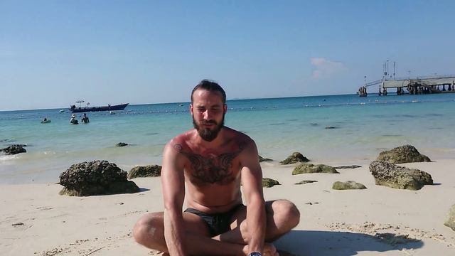 От пузатого тренера планка, вакуум. Прокачка пресса на берегах Тайланда смотреть онлайн