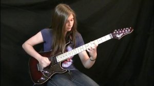 14  летняя девочка играет на электрогитаре