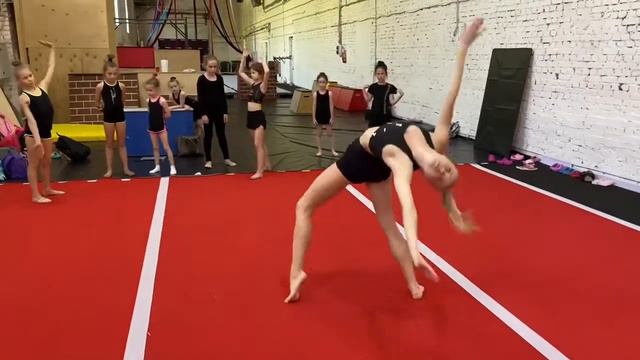 Акробатические элементы от участницы шоу ТАНЦЫ на ТНТ и мастера спорта — Александры Постниковой