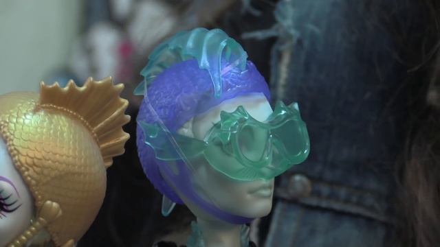 Обзор сета кукол Гил Веббер и Лагуна Блю на роликах - Lagoona Blue and Gil Webber Wheel Love - CJC4 смотреть онлайн