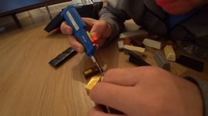 КАК УБРАТЬ СКОЛ НА ЛАМИНАТЕ? Реставрация ламината. Заделка скола на ламинате