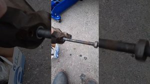 как вытащить поршень из суппорта