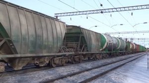 Электровоз ВЛ80С-1465 с тепловозом ТЭМ18-170 и грузовым поездом и электропоезд ЭД9Э-0048
