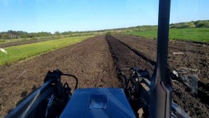 Вносим навоз под картофель. Заделываю в почву навоз и седераты одновременно.