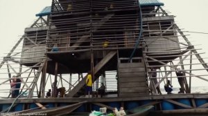 Как 250 тысяч человек живут на сточных водах? Самая большая плавучая трущоба Африки - Макоко.