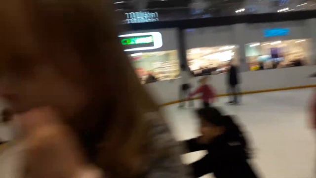 На катке в Меге смотреть онлайн