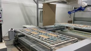 Робот YASKAWA качественно и быстро распыляет клей перед мембранным прессом