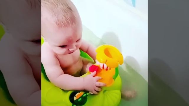 Купание ребенка в стульчике смотреть онлайн