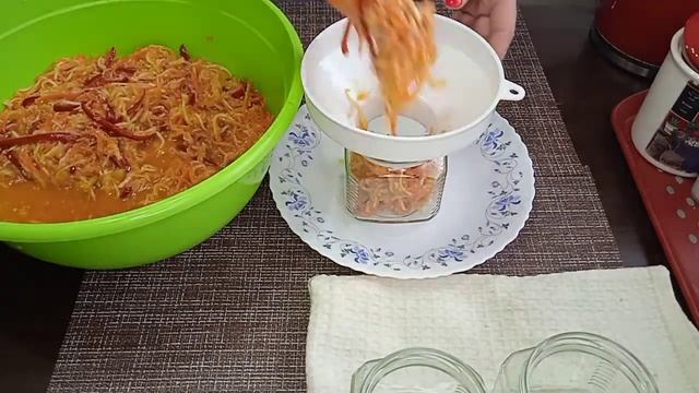 САЛАТ НА ЗИМУ С КАБАЧКОМ И МОРКОВЬЮ // простой и хрустящий. смотреть онлайн