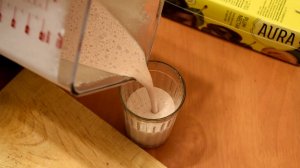 Делаем коктейль из пломбира. Мороженое и сливовый сок.