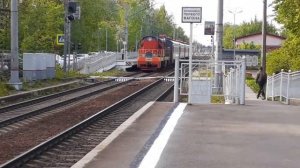 Санкт-Петербург. Тепловоз тащит вагоны от электрички на Озерках