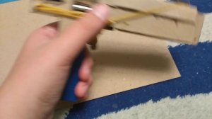 Стреляющий пистолет из картона своими руками