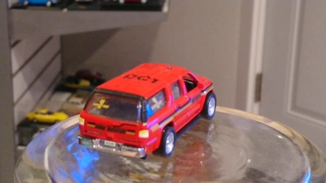 1/64 2000 Chevrolet Suburban fire department collector series diecast by Matchbox смотреть онлайн