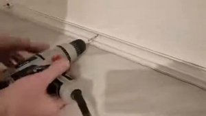 Монтаж плинтуса напольного пластикового белого и широкого - установка (креплю) на дюбеля снято виде