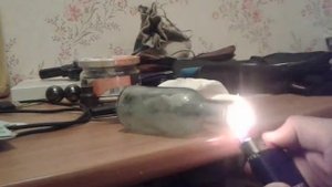 Пускаю и поджигаю газ из зажигалки в бутылке