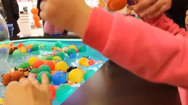 Бассейн с игрушками. Детская рыбалка. Игры для детей.Pool with toys. Children fishing