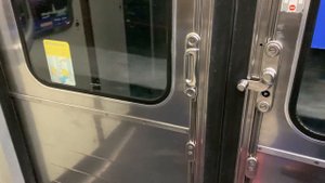 Звук открытия и закрытия дверей метро и начало движения