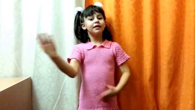 Лера рассказывает стихотворение 