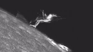 С Солнца вырвался торнадо способный поглотить Землю