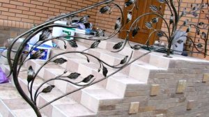 Вариант отделки крыльца плиткой установка металлических перил ковка цоколь ступени оформление