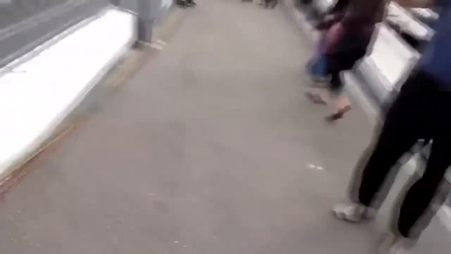 Гонки Nascar и Формула 1, машины с ревом проносятся мимо трибун смотреть онлайн