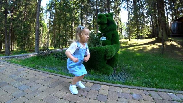 Ника в парке развлечений встречает животных. Сборник лучших моментов. смотреть онлайн