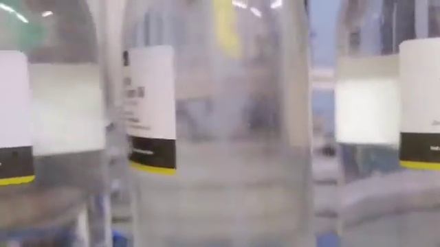 Круглая тара нанесение сегментной и круговой самоклеящейся этикетки этикетировочный автомат