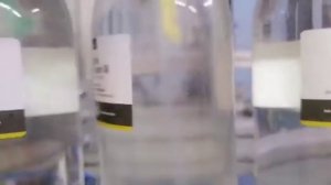 Круглая тара нанесение сегментной и круговой самоклеящейся этикетки этикетировочный автомат