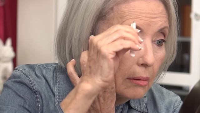 Teaching My 70-Year-Old Mom How To Put on False Lashes ? Fierce Aging with Nikol Johnson смотреть онлайн