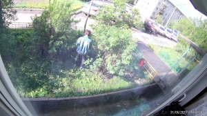 поссал сука под окнами и ушел