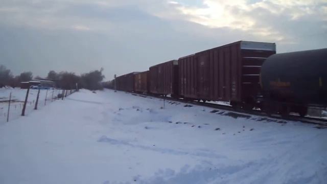 BNSF mixed manifest heads eastbound near milepost 692 on main 2 смотреть онлайн