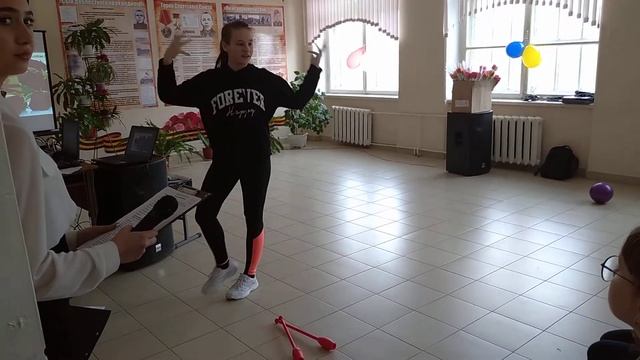 Клёвый танец Миланы под музыку Me Too смотреть онлайн