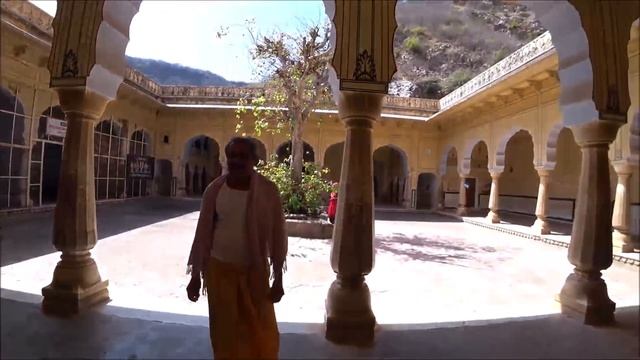 124. ИНДИЯ. Храмовый комплекс Галтаджи. ХРАМ ОБЕЗЬЯН. ДЖАЙПУР. смотреть онлайн