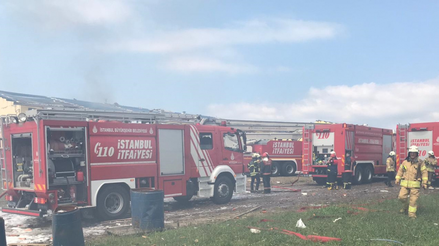 Видно за 50 километров: мощный пожар охватил завод в Турции