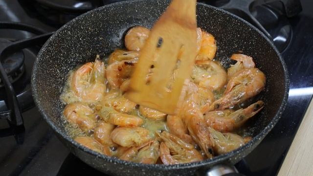 Пикантные жареные креветки с чесноком (на сливочном масле) смотреть онлайн