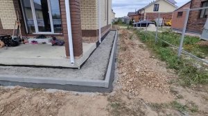 Монтаж отмостки из тротуарной плитки в Ярославской области, КП "Солнечный Бор" часть 2