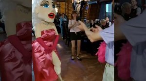 Номер от Мерлин Монро,с элементами шуточного стриптиза?