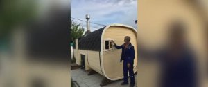 Установка бани-бочки на даче.