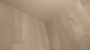 установили вытяжку на натяжной потолок в ванной комнате.