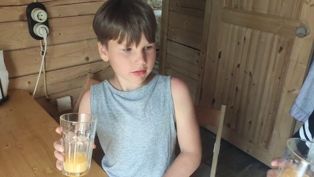 Дети пробуют сок из 90-х. Zuko просто добавь воды. Ностальгия. смотреть онлайн